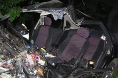 Vyprošťování zraněného řidiče po havárii u Přílep