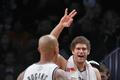 Brooklynský basketbalista Brook Lopez slaví vítězství se spoluhráči