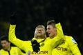 Jakub Blaszczykowski se raduje se spoluhráči Borussie Dortmund z branky proti Norimberku