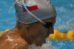 Česká plavkyně Petra Chocová plave v závodě na 100 metrů na OH 2012 v Londýně.