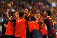 Barcelonští hráči slaví branku proti Málaze