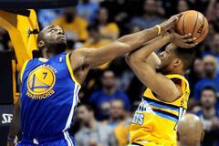 Carl Landry a Anthony Randolph bojují v play off NBA 2013