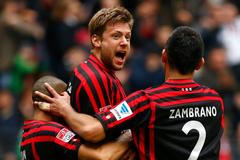 Marco Russ slaví se spoluhráči branku Eintrachtu Frankfurt