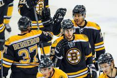 Iginla a Bergeron (Bruins) se radují z vítězství
