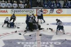 VIDEO Hromadná bitka v přípravě na NHL mezi Torontem a Buffalem