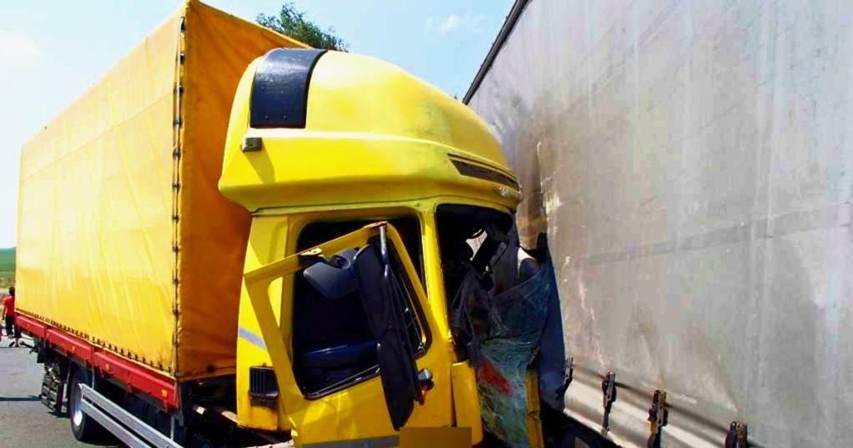 Na D1 u Brna bouraly dva nákladní vozy, jeden člověk zemřel