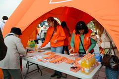 Oranžová záře nad kladnem. ČSSD mluvila s dělníky, rozdávala růže