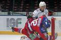 Hokej, KHL, Lev Praha - Kazaň: Jiří Novotný (12) - Kirill Petrov (70)