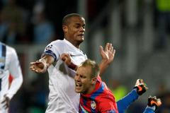 Fotbal, Plzeň - Manchester City: Daniel Kolář (vpravo) - Vincent Kompany