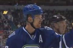 Sedin si vyndal po zákroku soupeře z úst zub