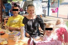 Lenka s dcerkou a přítelem