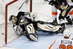 Tomáš Vokoun inkasuje gól od Jakuba Voráčka v utkání Pittsburgh - Philadelphia