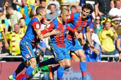 Hráči Crystal Palace se radují z gólu do sítě Watfordu ve finále Championship