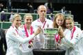 České tenistky slaví vítězství ve Fed Cupu 2012 nad Srbkami.