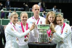 České tenistky slaví vítězství ve Fed Cupu 2012 nad Srbkami.