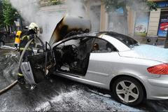 Na Václavském náměstí hořelo auto