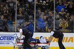 Steven Stamkos na nosítkách