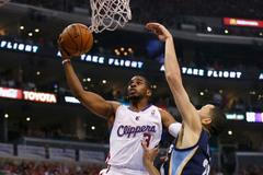 Chris Paul z LA Clippers střílí koš proti Memphisu