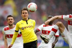Mario Götze v souboji s hráči Stuttgartu