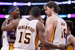 Hráči Los Angeles Lakers v zápase proti Oklahoma City