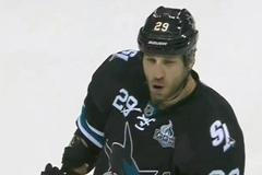VIDEO Ryane Clowe ze San Jose Sharks běsní po svém pátém vyloučení v zápase