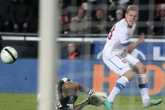 Český fotbalista Matěj Vydra v šanci před Nikolajem Mihajlovem v utkání kvalifikace MS 2014 proti Bulharsku.