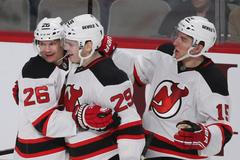 Patrik Eliáš a jeho spoluhráči z New Jersey Mark Fayne a Stefan Matteau se radují z gólu