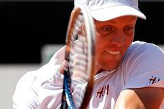 Tomáš Berdych při vítězném duelu s Djokovičem v Římě