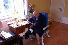 Prezident Miloš Zeman na vozíčku