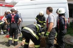 Pád dívek do studny