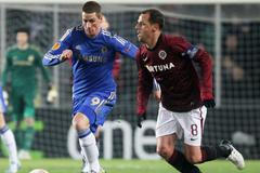 Fotbal, Evropská liga Sparta - Chelsea: Marek Matějovský - Fernando Torres (vlevo)