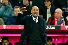 Pep Guardiola na lavičce Bayernu v utkání s Dortmundem