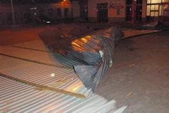 Vítr odfoukl střechu