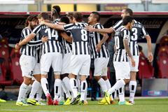 Fotbalisté Juventusu slaví gól