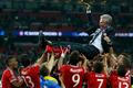 FOTO Bayern si užíval s ušatou trofejí, trenér dostal hobla