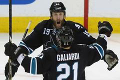 Hokejisté San Jose slaví gól v play off NHL