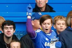 José Mourinho mezi fanoušky Chelsea při zápase s Cardiffem