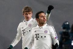 Thomas Müller a Thiago Alcantara slaví gól