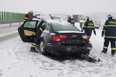 Nehoda - D11 - auto - hasiči - sníh