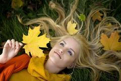 Žena v podzimním listí