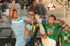 Fotbal, EL, Jablonec - Betis Sevilla: Vít Beneš - Jorge Molina (vlevo)