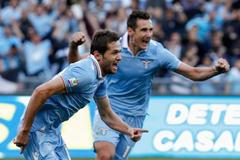 Senad Lulic slaví gól do sítě AS Řím