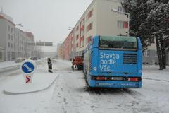 Nehoda - 12.2.2013- HK - Autobus se srazil s pluhem