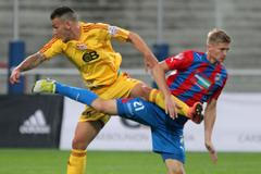 Fotbalista Václav Procházka (vpravo) v utkání 6. kola Gambrinus ligy mezi Duklou Praha a Plzní.