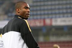 Fotbalista Sparty Praha Léonard Kweuke během tréninku před utkáním Evropské ligy 2012/13 s Kyrjatem Šmonou.