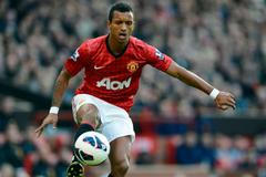 Fotbalista Manchesteru United Nani si zpracovává míč v 6. kole anglické Premier League s Tottenhamem Hottspur.