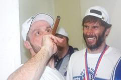 Martin Straka kouří vítězný doutník