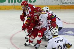 Hokejisté Slavie v utkání 23. kola Tipsport extraligy 2012/13 proti Kladnu.