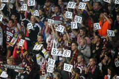 Hokej, extraliga, Sparta - Plzeň: fanoušci Sparty s číslem 87 (Petr Ton)