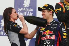 F1, VC Bahrajnu: Gill Jonesová a Sebastian Vettel, Red Bull